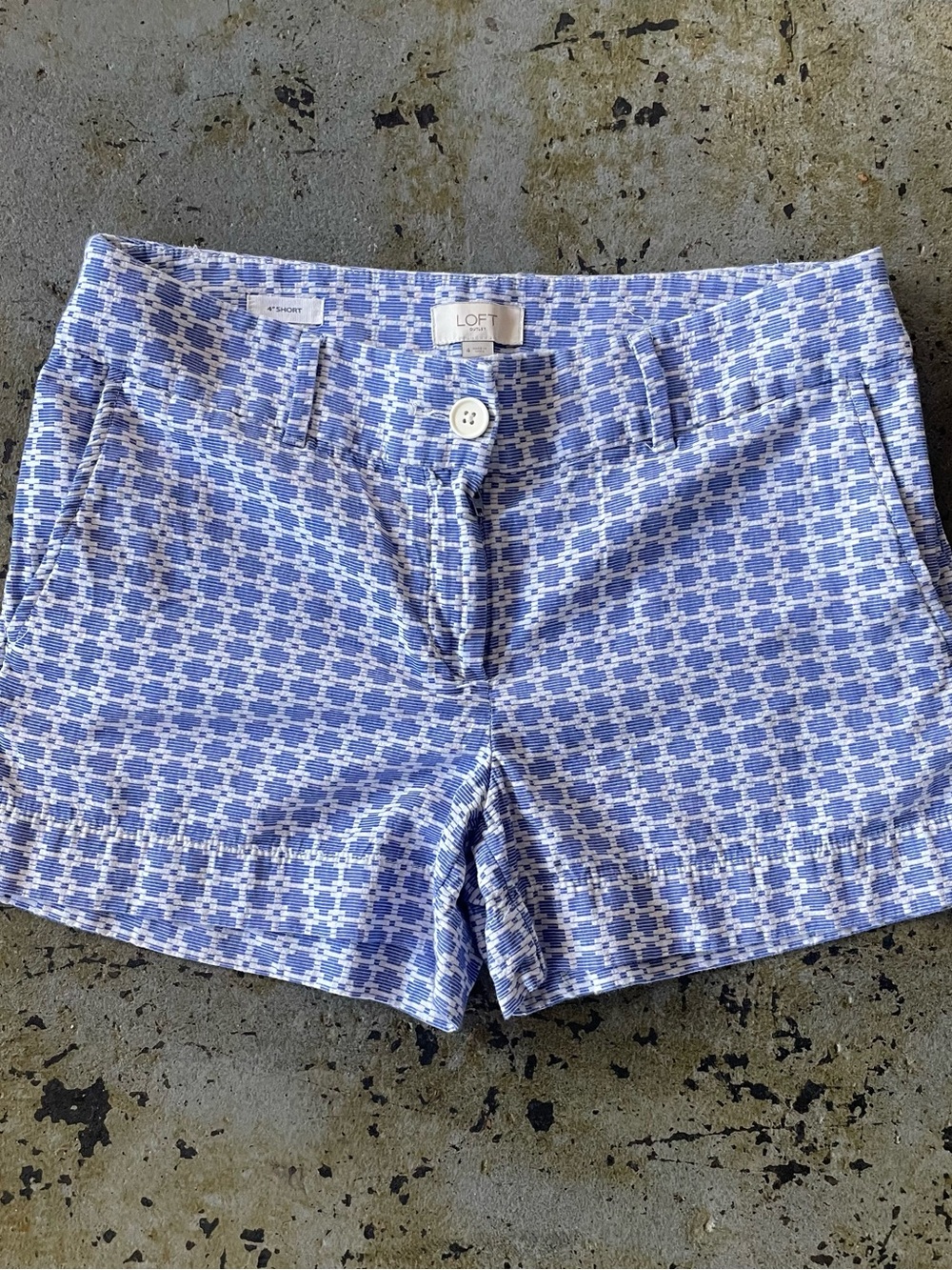 LOFT Light Blue & White Geometric Patterned Womenβs 4 inch Shorts Size 4